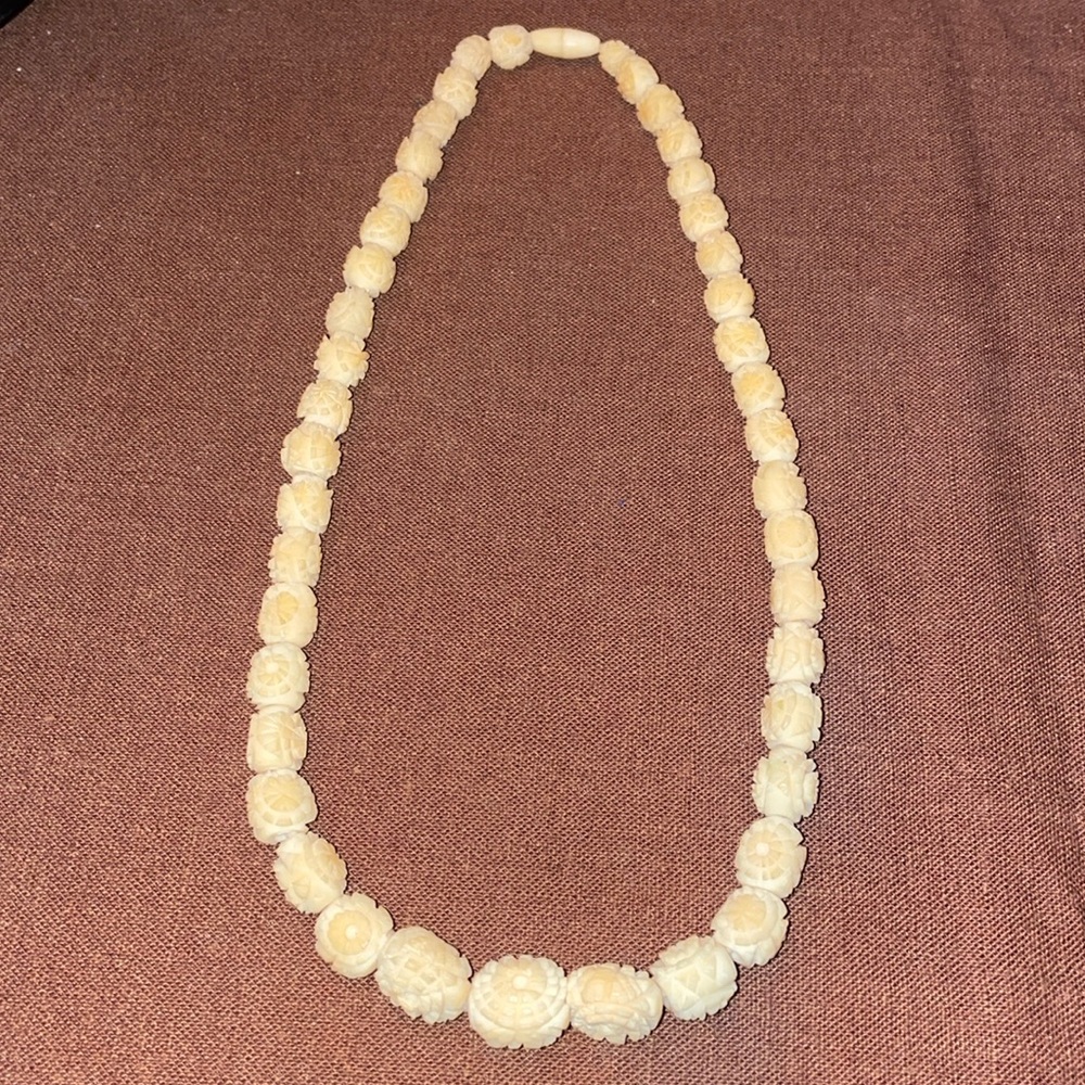 VINTAGE CARVED ROSE FLOWER BEADED CREAM COLOR NECKLACE